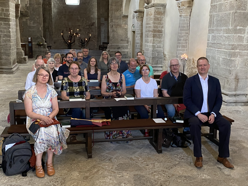 Die Teilnehmer der Erwachsenenfreizeit von 2022 sitzen zum Gruppenfoto in der Klosterkirche des Kloster Drübeck.