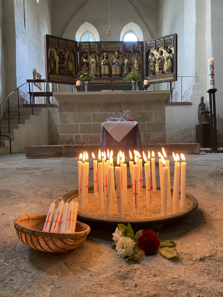 Vor dem Altar in der Klosterkirche Drübeck wurden Gedenkkerzen entzündet.